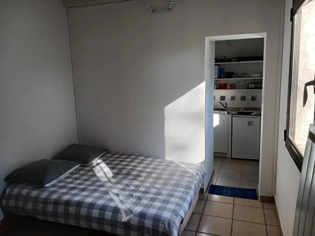 Charmant Studio: Quiet Oasis with Pool in Villeneuve-lès-Avignon 0*, Villeneuve-les-Avignon