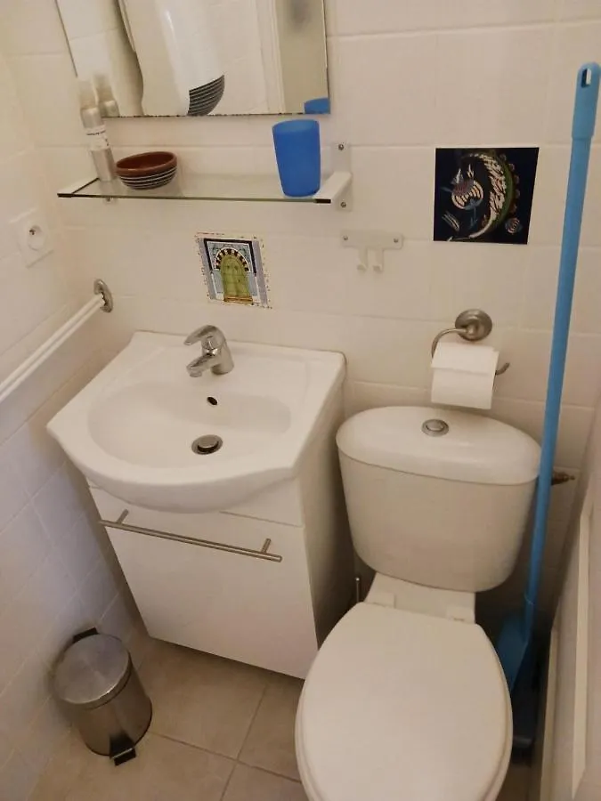 Apartment Charmant Studio: Quiet Oasis with Pool in Villeneuve-lès-Avignon