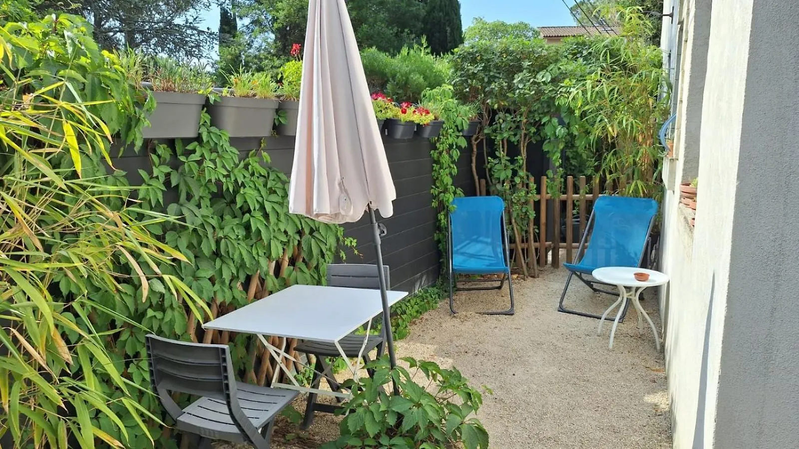 Apartment Charmant Studio: Quiet Oasis with Pool in Villeneuve-lès-Avignon