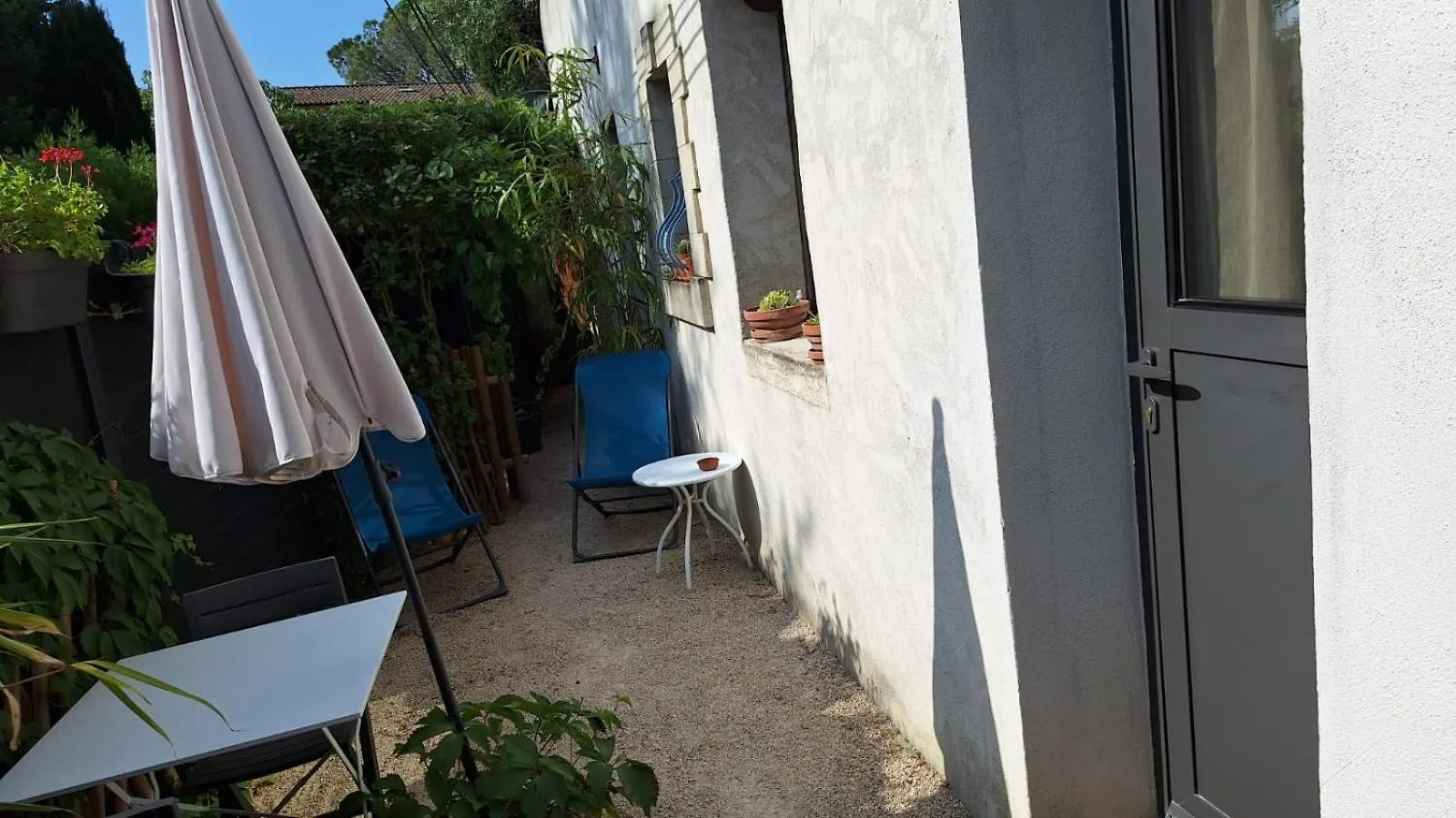 Charmant Studio: Quiet Oasis with Pool in Villeneuve-lès-Avignon France