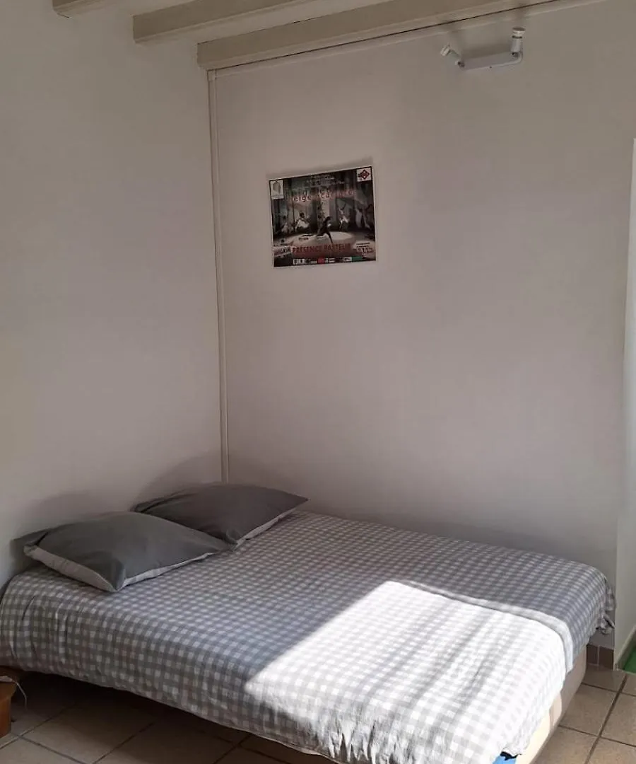 Charmant Studio: Quiet Oasis with Pool in Villeneuve-lès-Avignon Apartment Villeneuve-les-Avignon