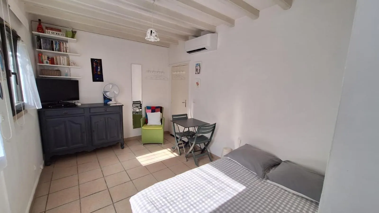 Charmant Studio: Quiet Oasis with Pool in Villeneuve-lès-Avignon Apartment Villeneuve-les-Avignon