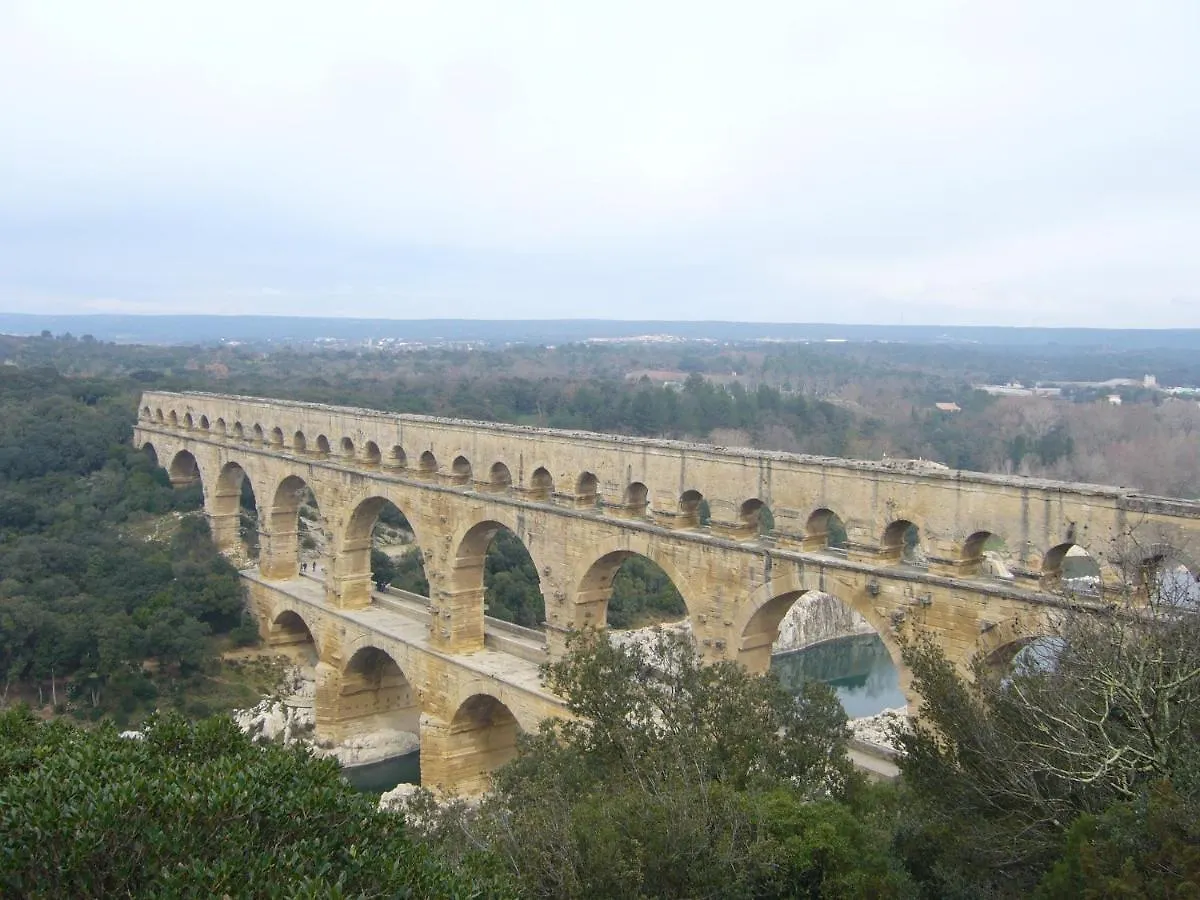 Apartment Charmant Studio: Quiet Oasis with Pool in Villeneuve-lès-Avignon France
