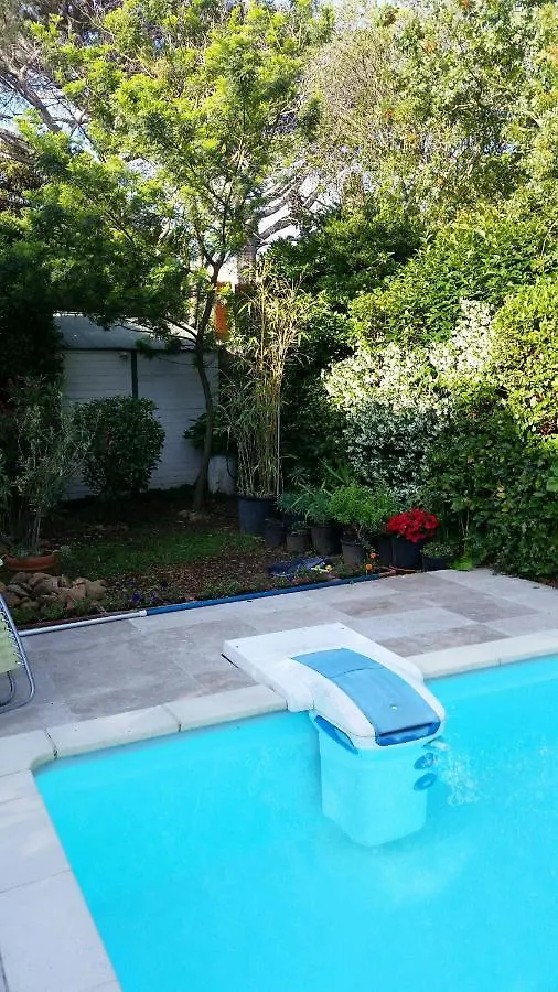Charmant Studio: Quiet Oasis with Pool in Villeneuve-lès-Avignon 0*, Villeneuve-les-Avignon