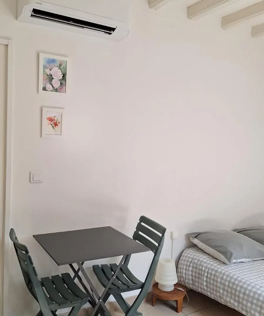 Charmant Studio: Quiet Oasis with Pool in Villeneuve-lès-Avignon 0*, Villeneuve-les-Avignon France