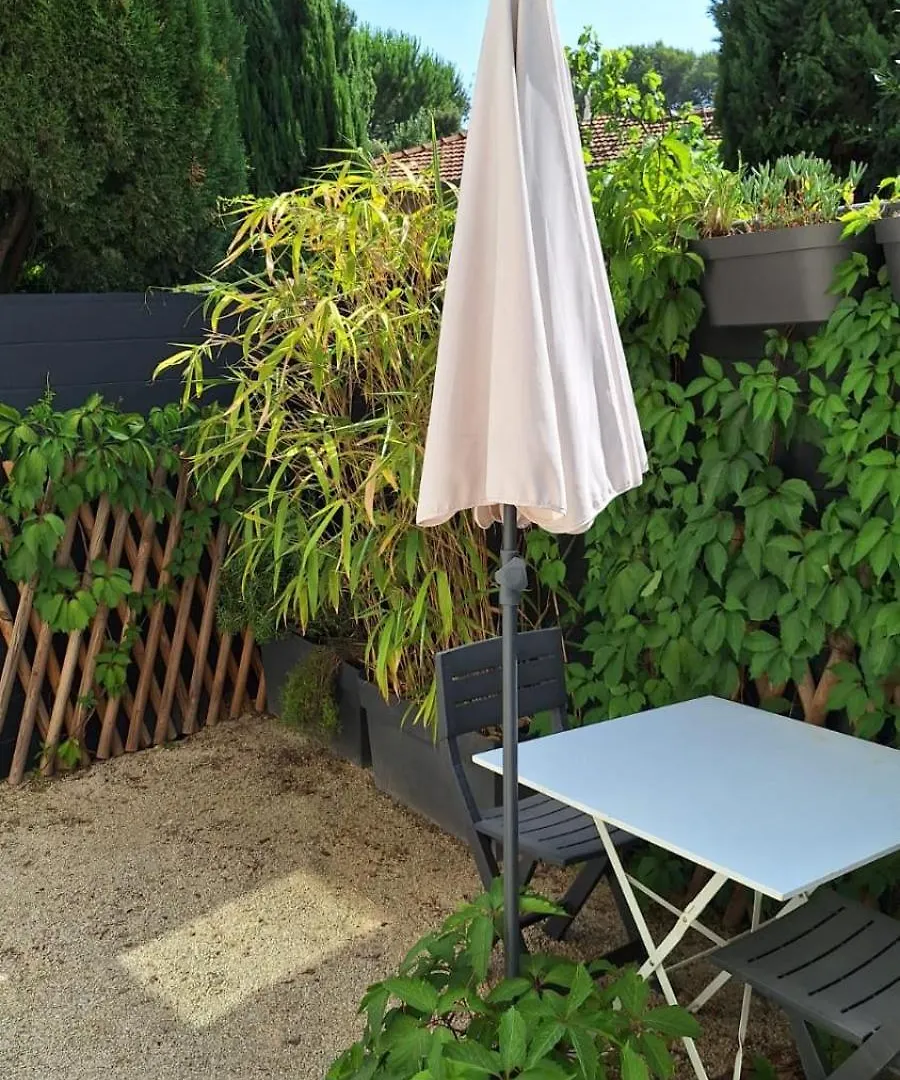 Apartment Charmant Studio: Quiet Oasis with Pool in Villeneuve-lès-Avignon France